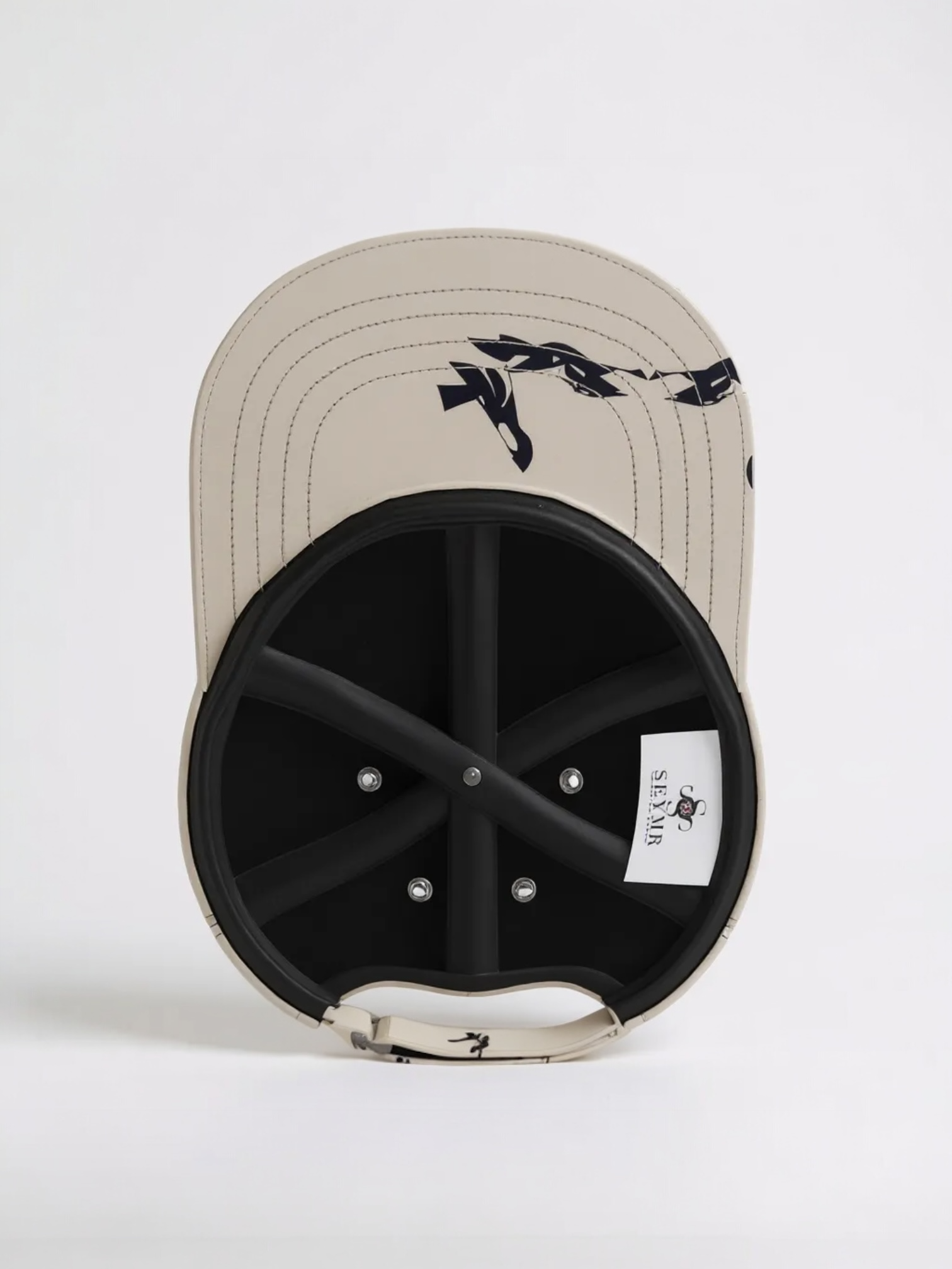 Casquette détail motif